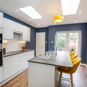  Holiday home Falklands Street Centre House-free Parking